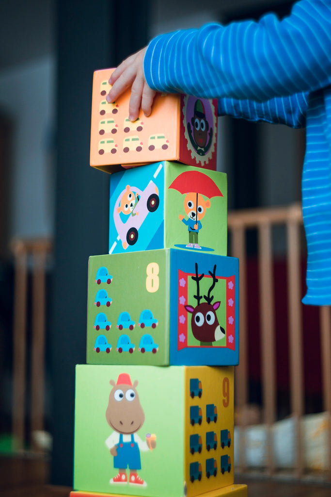 Cómo los Baberos de Tela Potencian las Actividades Sensoriales Montessori en la Educación Infantil