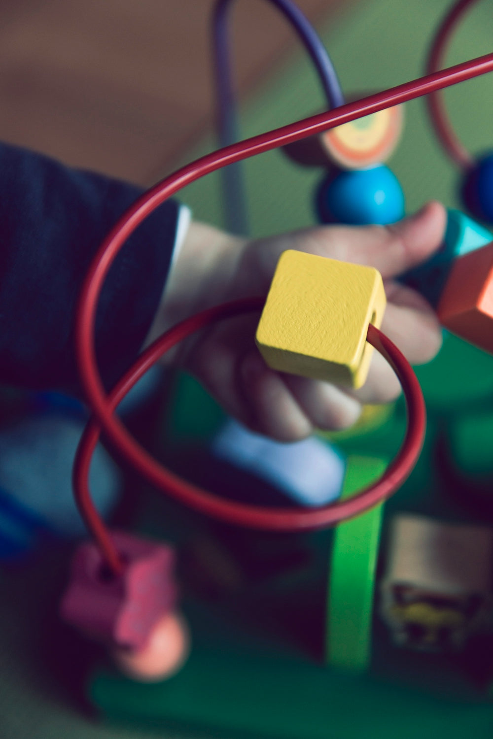 Photo à mise au point sélective d'un bébé jouant avec un cube d'activités