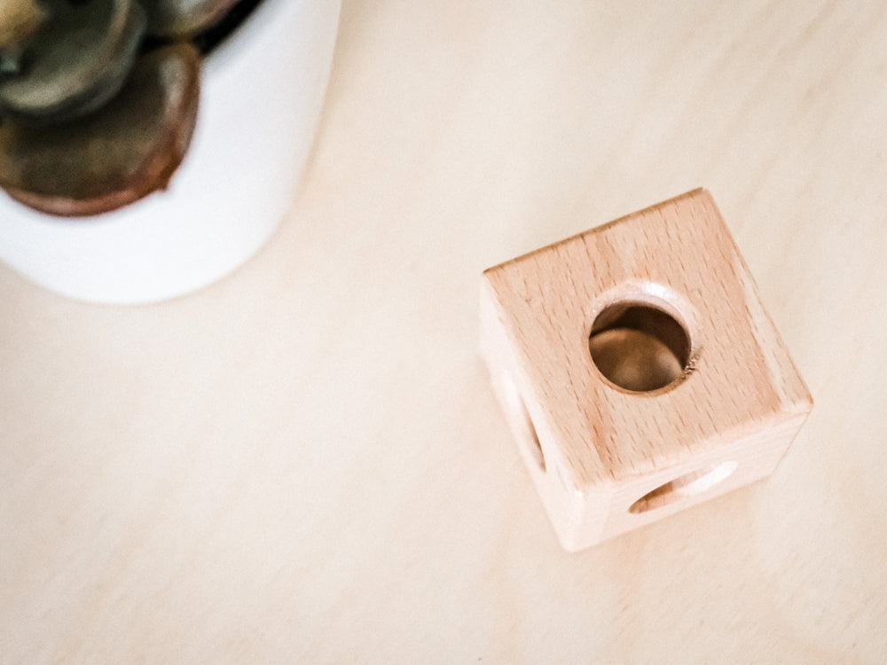 tagliere in legno marrone su tavolo bianco
