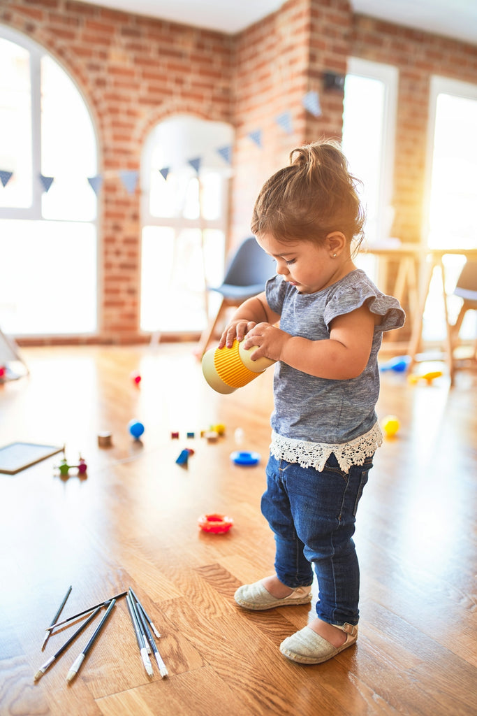 Cómo la Grúa Potencia las Actividades Sensoriales Montessori a Través de Juguetes y Educación Montessori