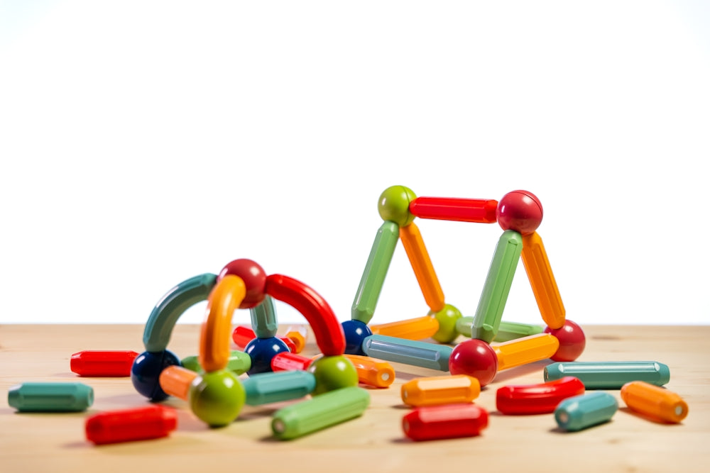 un tas de jouets en bois colorés posés sur une table en bois
