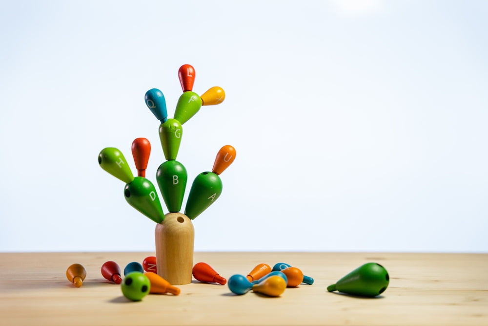 une table en bois recouverte de nombreux jouets colorés