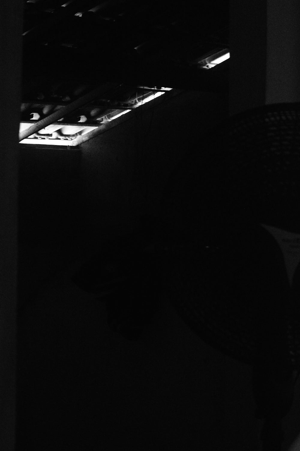 une photo en noir et blanc d'une personne dans le noir