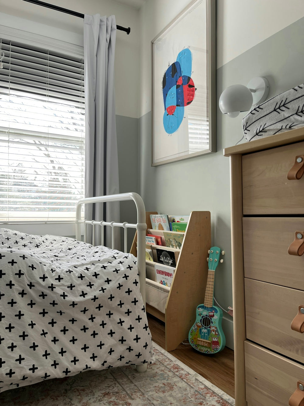 une chambre avec un lit, une commode et une fenêtre
