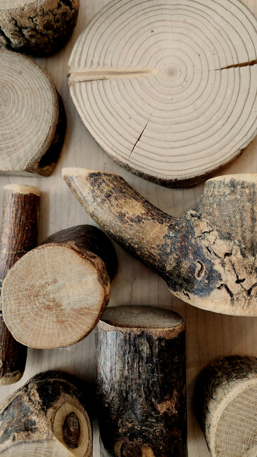 Un tas de bois posé sur une table
