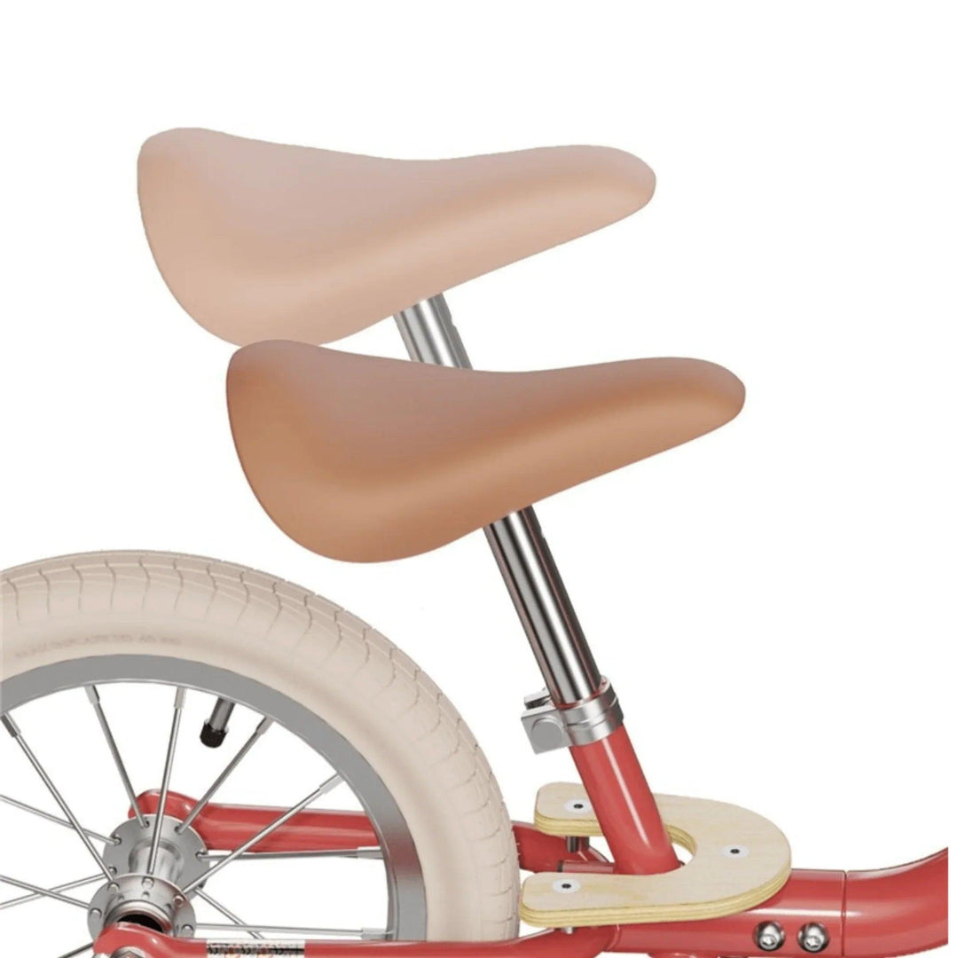 Detalle del sillín ajustable en altura de bicicleta sin pedales Yvolution roja