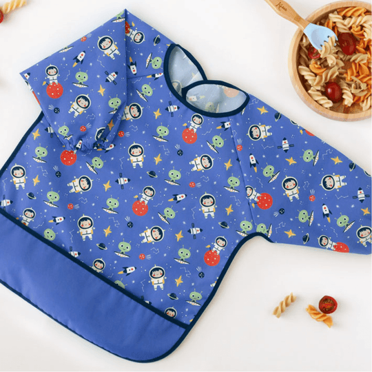 Babero impermeable con mangas para bebé con estampado de astronautas y espacio