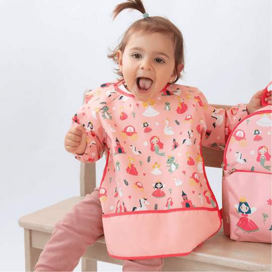Bébé portant un bavoir imperméable à manches longues et imprimé princesse