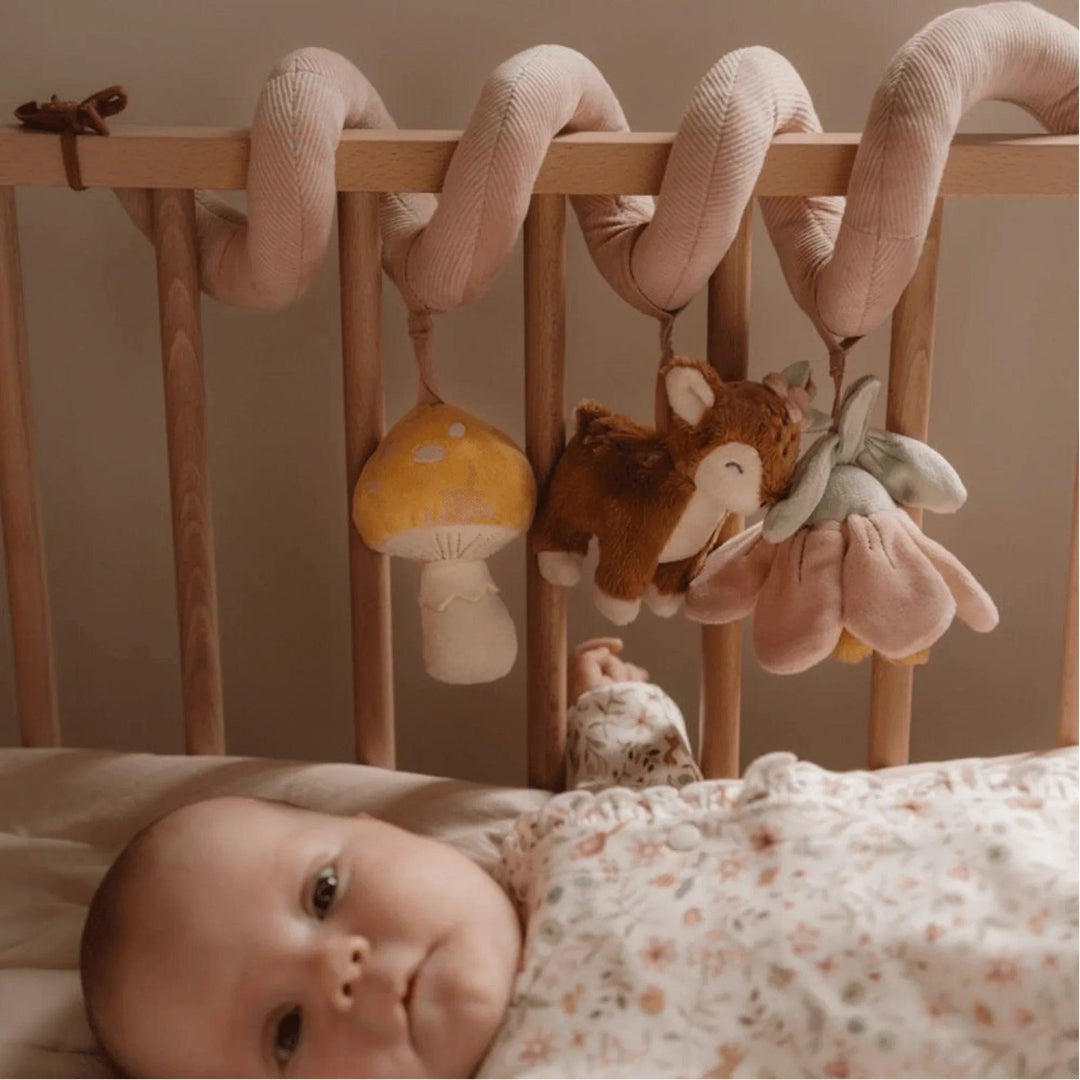 Espiral sensorial colgada en la cuna con juguetes suaves para estimulación visual y táctil