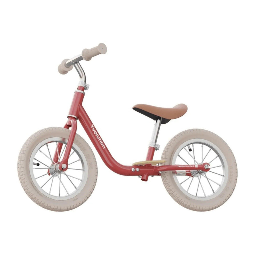 Bicicleta de equilibrio Yvolution color rojo con neumáticos crema, vista lateral