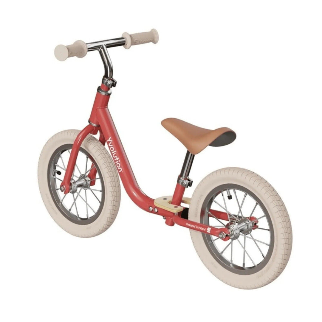 Bicicleta infantil sin pedales Yvolution roja, vista tres cuartos