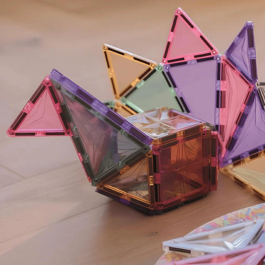 Figurine animale construite avec des pièces magnétiques Clever Clixx de couleur pastel