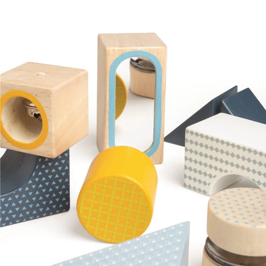 Blocs sensoriels en bois de formes et de textures différentes pour la stimulation des nourrissons.