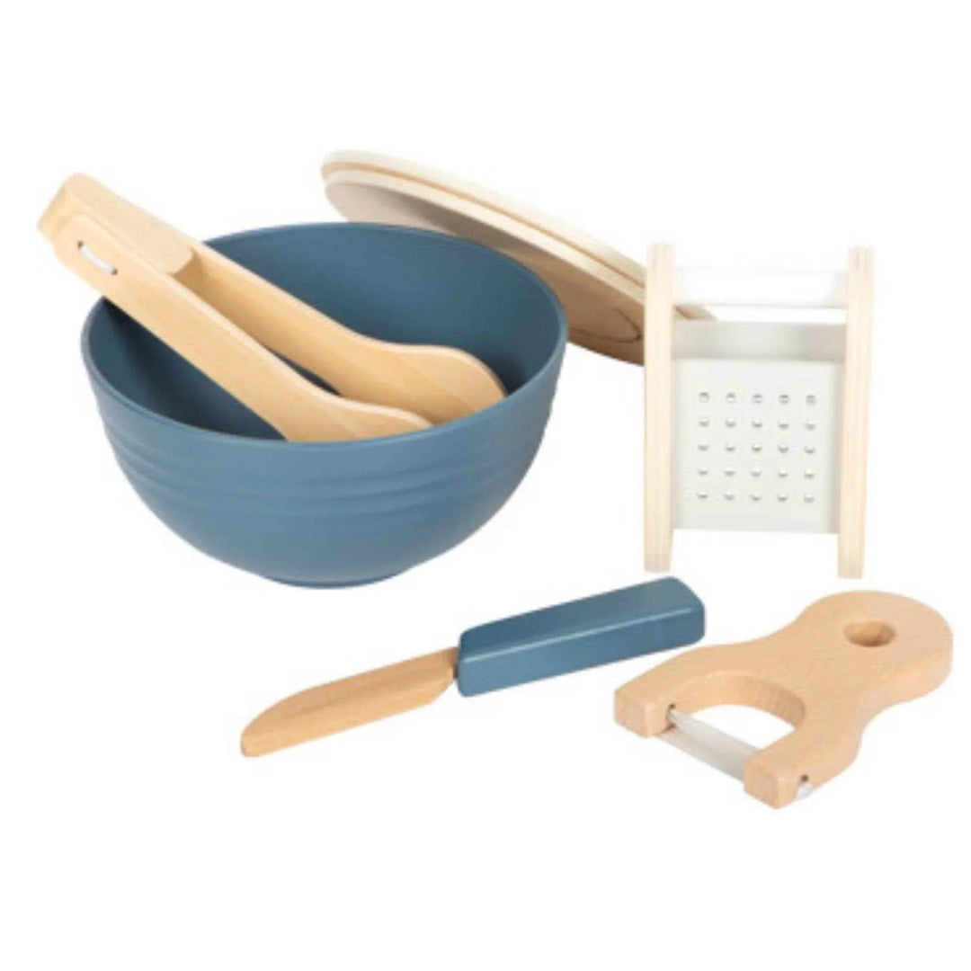 Bol bleu avec couvercle et ustensiles de cuisine en bois pour jouer à la préparation de salades