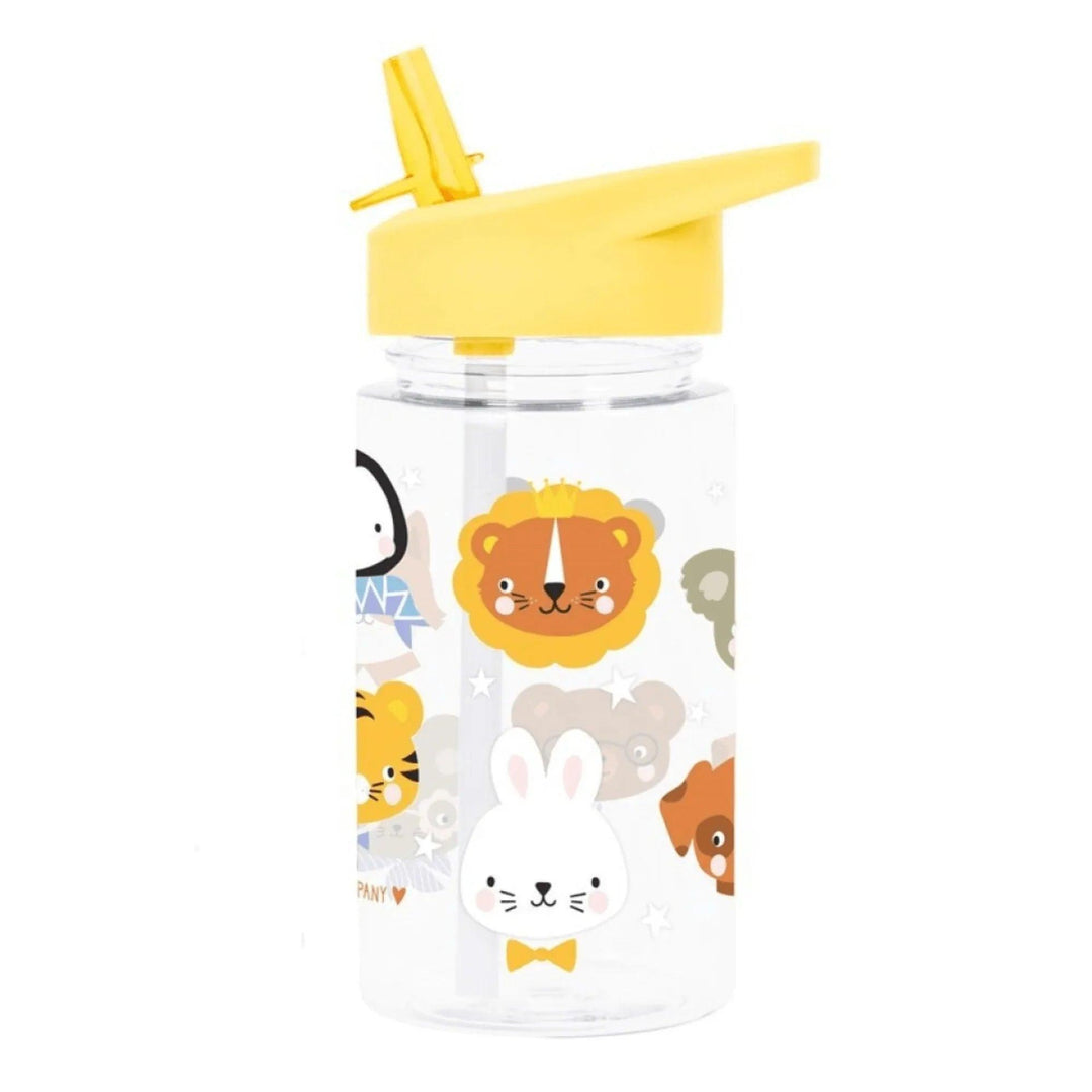 Botella transparente con tapa amarilla y pajita incorporada, decorada con animales kawaii como león, conejo y panda