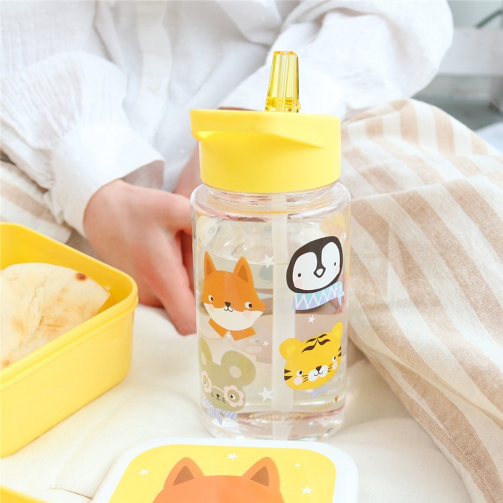 Botella amarilla de pajita junto a fiambrera a juego, ideal para la merienda escolar de niños