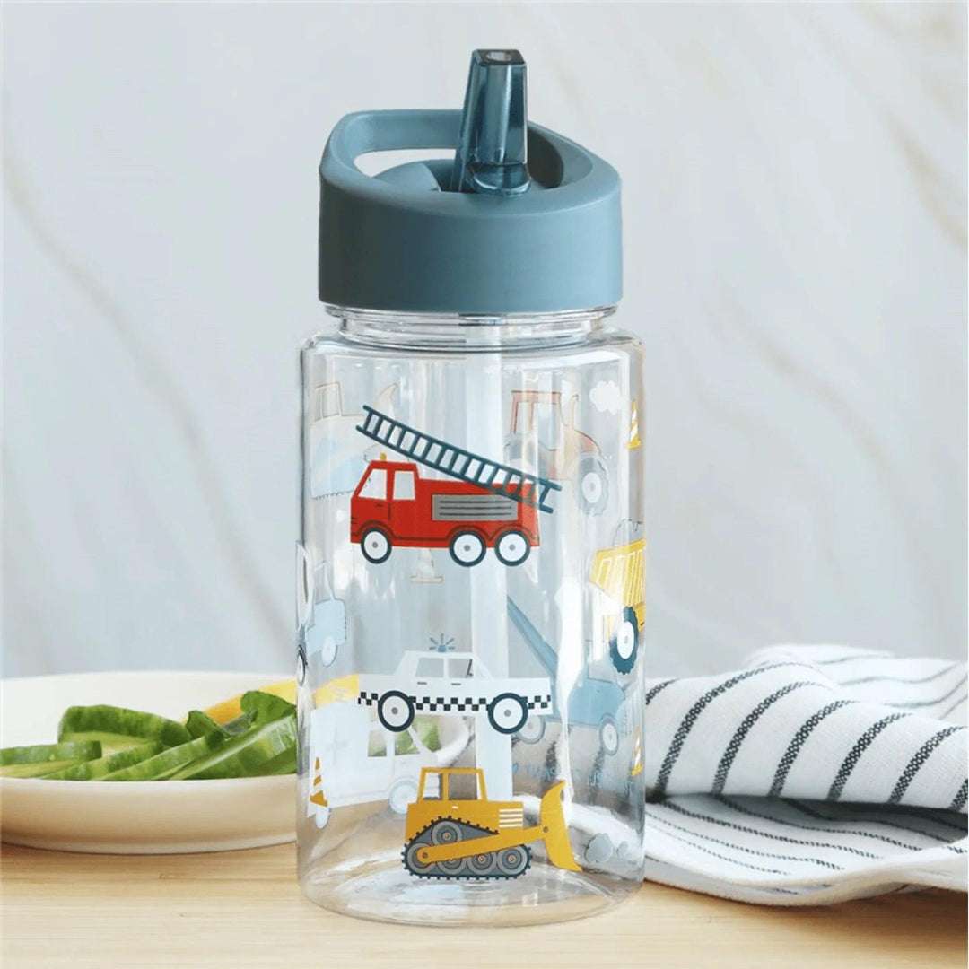 Botella de agua infantil con ilustraciones de camiones y maquinaria en ambiente escolar - A Little Lovely Company