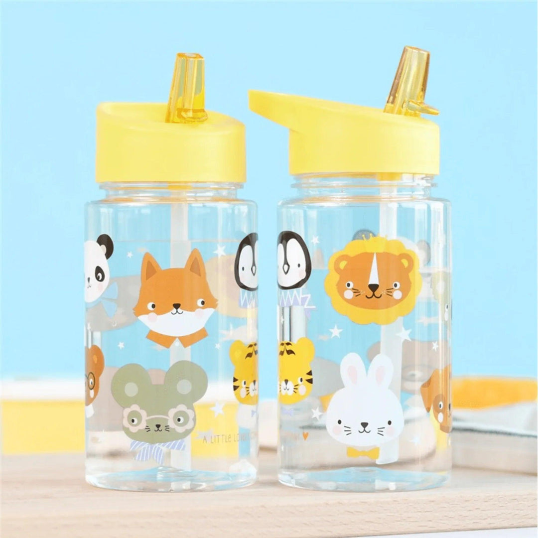 Due bottiglie per bambini con cannucce e tappi gialli decorati con animali kawaii come una volpe, un coniglio, un pinguino e una tigre.