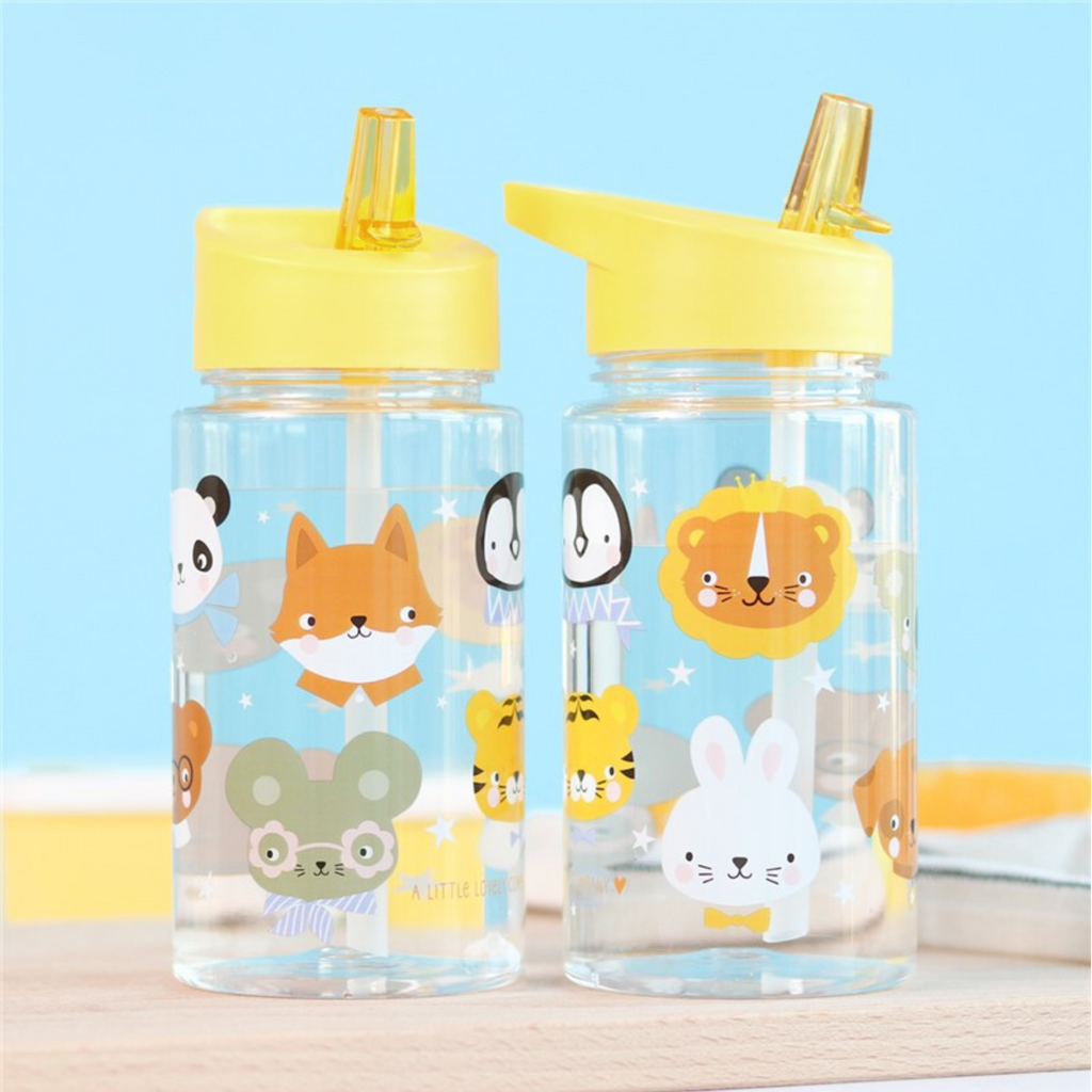 Dos botellas infantiles con pajita y tapa amarilla decoradas con animales kawaii como zorro, conejo, pingüino y tigre