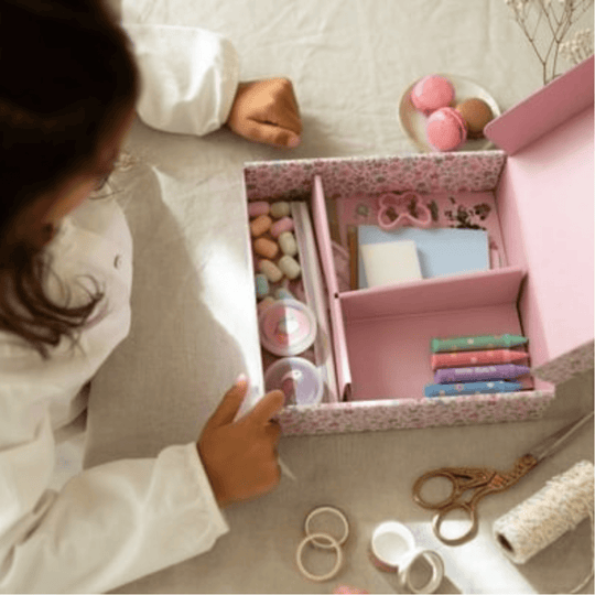 Fille jouant avec le kit Rosa's Creative Box de Little Dutch
