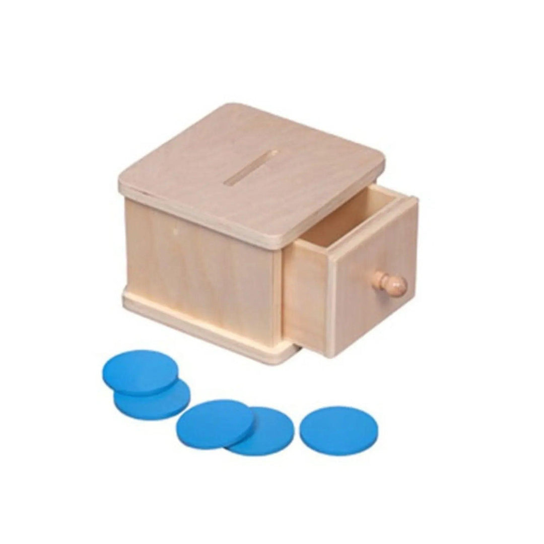 Scatola Montessori in legno per la permanenza degli oggetti, con cassetto rimovibile e dischi da inserire per lavorare su causa ed effetto.
