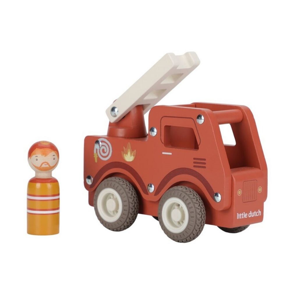 Camión de bomberos de juguete de madera con figura de bombero Little Dutch sobre fondo blanco.