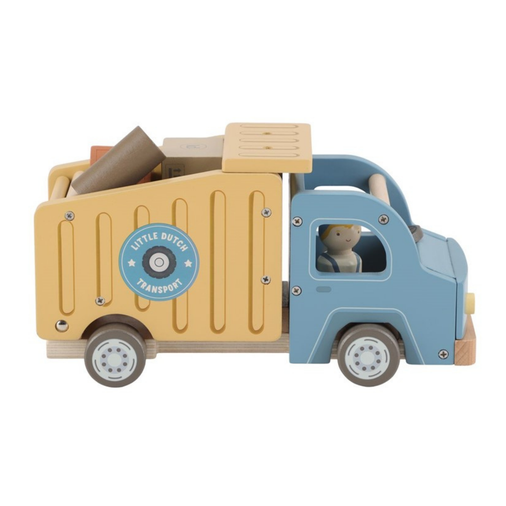 Camión de reparto de juguete Little Dutch color azul y amarillo con figura de conductor dentro del vehículo sobre fondo blanco