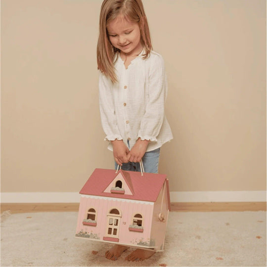 Maison de poupée portable en bois rose, avec une poignée pour un transport facile, idéale pour les jeux des enfants.