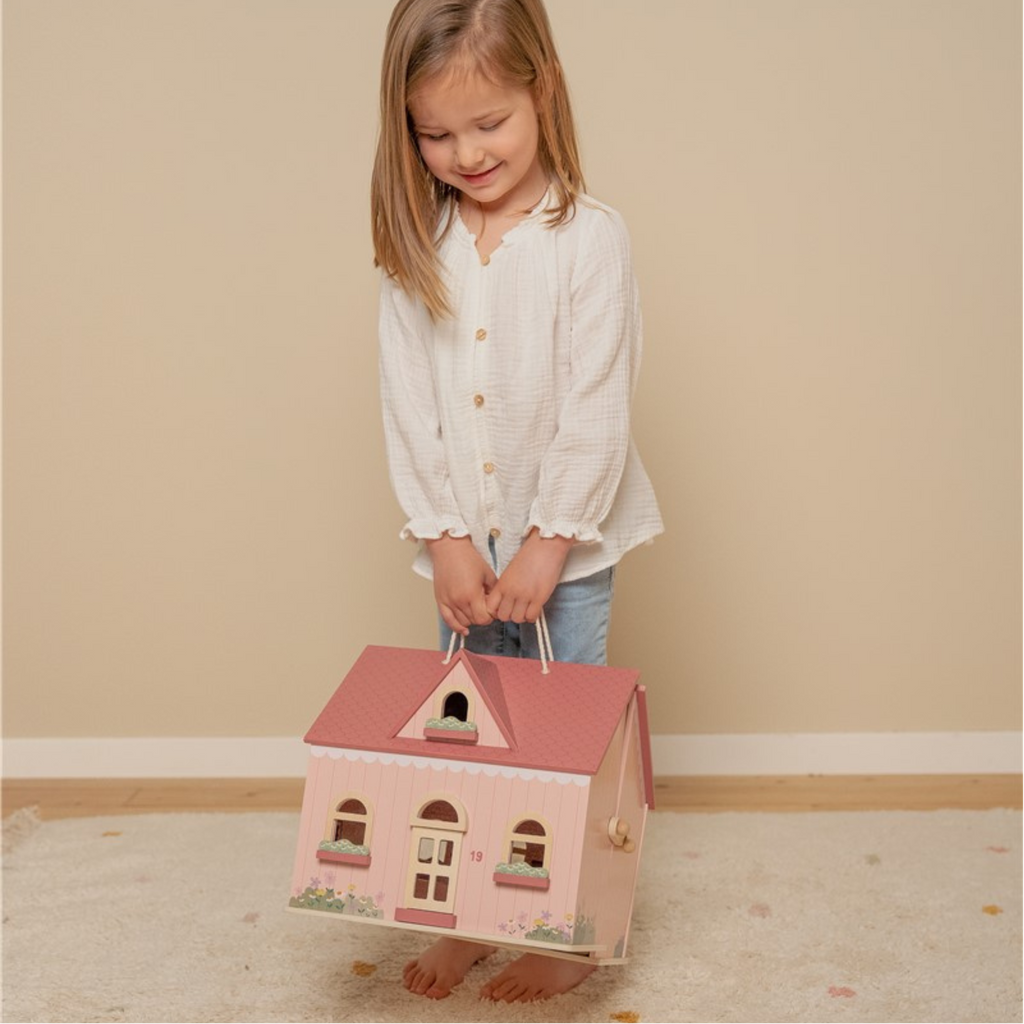 Casa de muñecas de madera portátil en color rosa, con asa para fácil transporte, ideal para juegos infantiles.