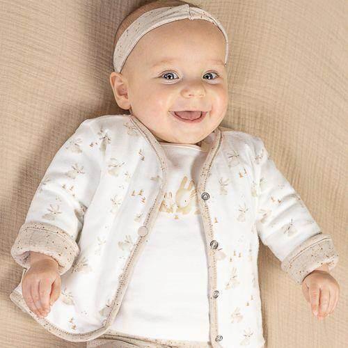 Giacca reversibile bianca per neonati con stampa coniglietto e dettagli beige, design morbido e accogliente di Little Dutch