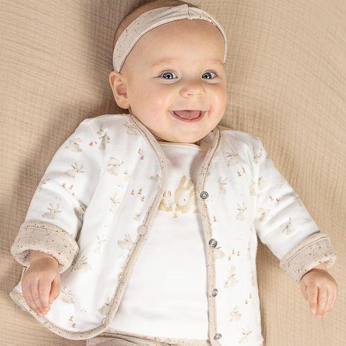 Chaqueta reversible de bebé en color blanco con estampado de conejitos y detalles en beige, diseño suave y acogedor de Little Dutch