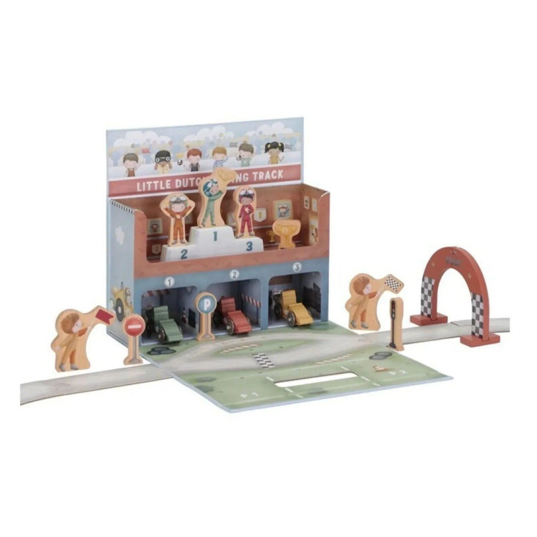 Circuit de course Little Dutch avec podium, garage et arche de ligne d'arrivée, comprend des voitures et des figurines en bois.