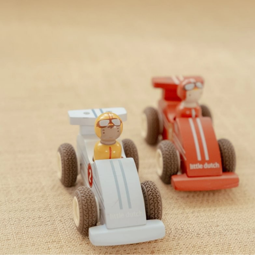 Coches de madera Little Dutch con pilotos, ideales para fomentar la imaginación y la coordinación infantil.
