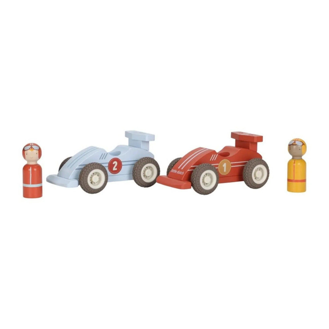 Voitures de course en bois Little Dutch avec pilotes amovibles, de couleur rouge et bleue.