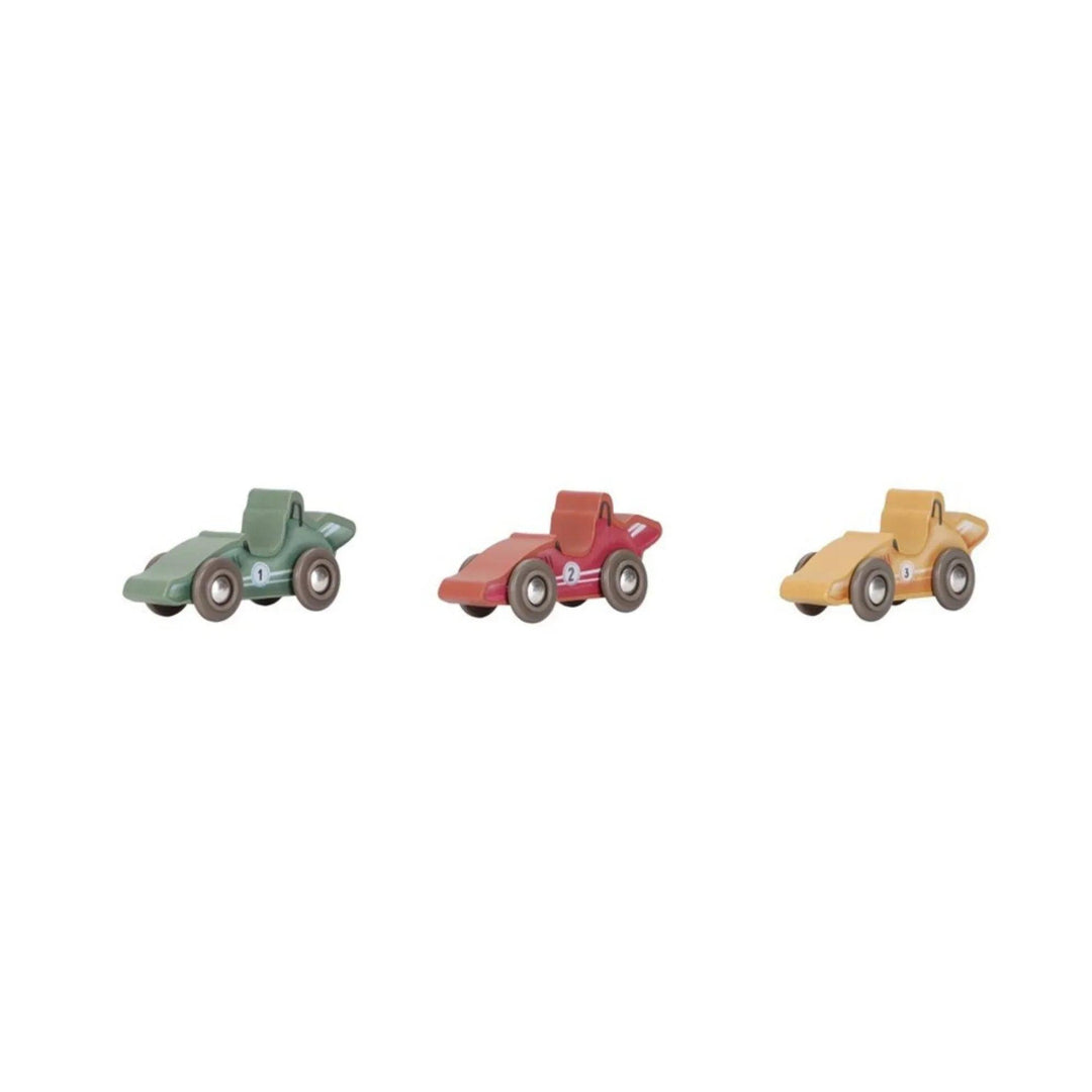 Trois petites voitures de course en bois Little Dutch de couleur verte, rouge et jaune, parfaites pour le circuit