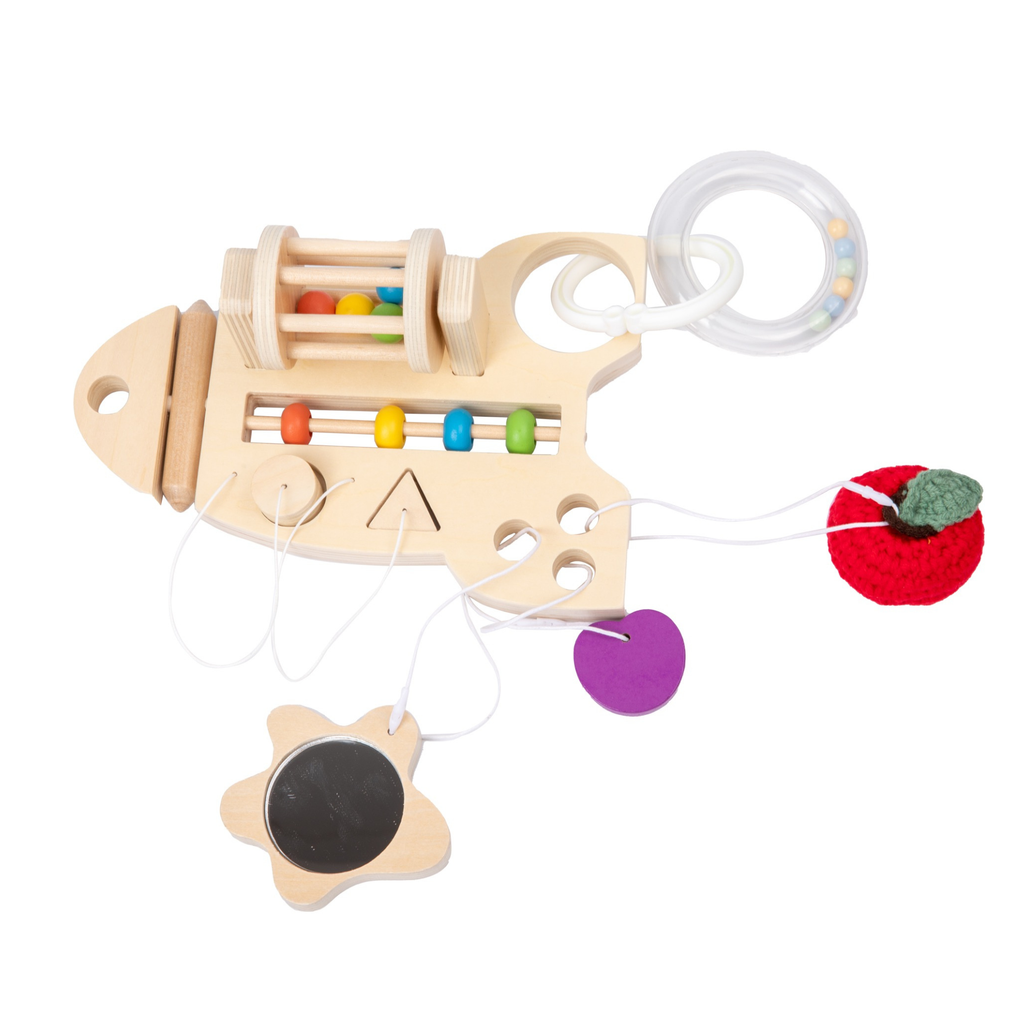 Juguete sensorial en forma de cohete de madera con cuentas, figuras y elementos móviles para motricidad fina Montessori.