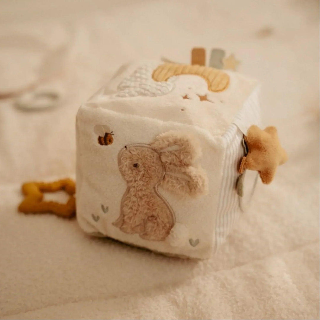 Cube d'activités pour bébé avec motif lapin et abeille brodés, doux et texturé.