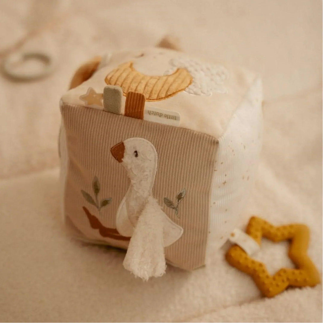cube d'activités pour bébé avec motif d'oie brodé dans des tons beiges, marque Little Dutch.