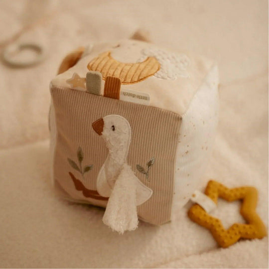 Cubo attività per neonati con motivo a oca ricamato nei toni del beige, marchio Little Dutch.