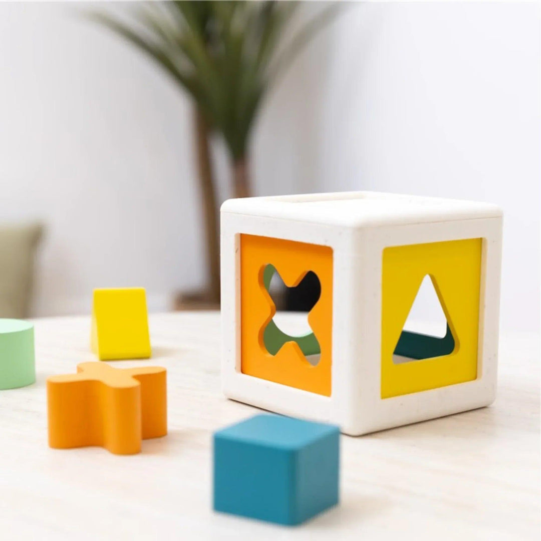 cubo encajable infantil con formas triangulo y cruz para coordinacion y logica