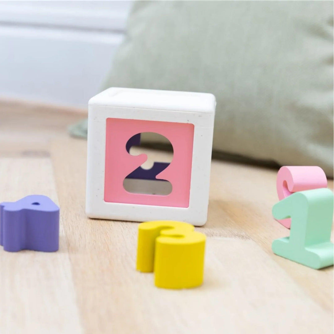 detalle de cubo encajable con numero dos y piezas de colores para juego educativo