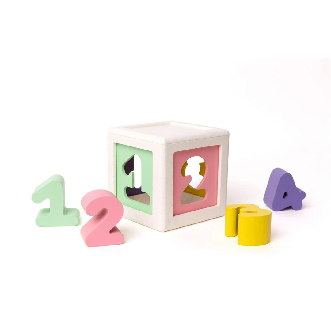 cubo encajable educativo con numeros y piezas de colores para aprendizaje infantil