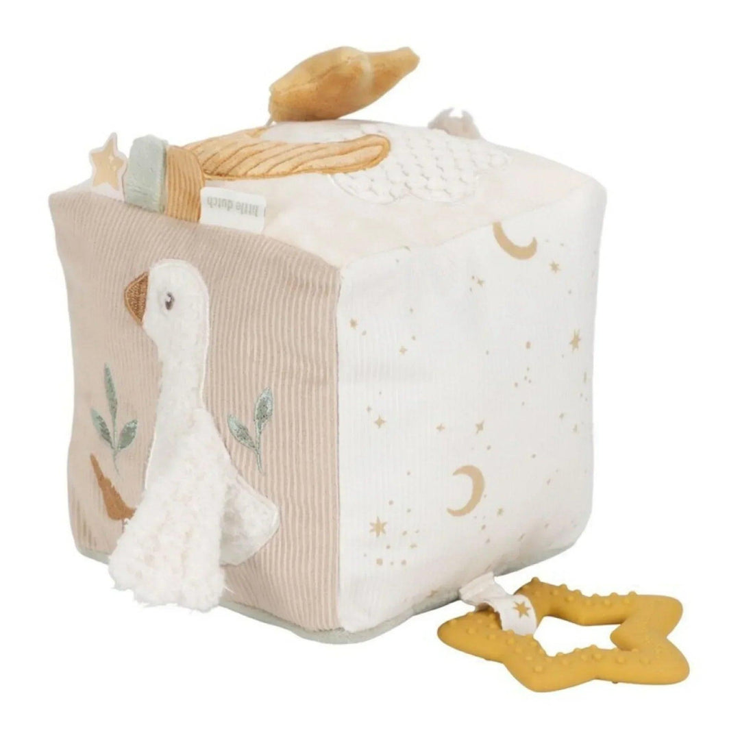 Little Dutch Cube sensoriel pour bébé avec oie, lune et étoile, idéal pour la stimulation précoce.
