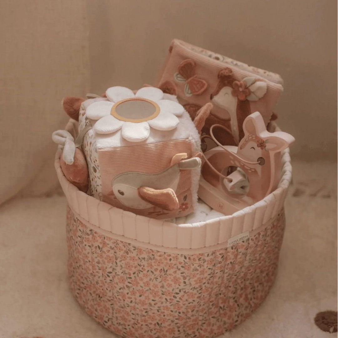 cubo sensorial montessori, de color rosa con figuras del campo.