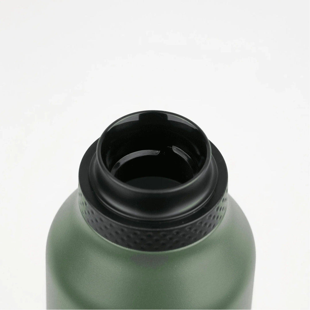 Detalle de la boca de la botella térmica Runbott con interior cerámico y rosca de cierre hermético