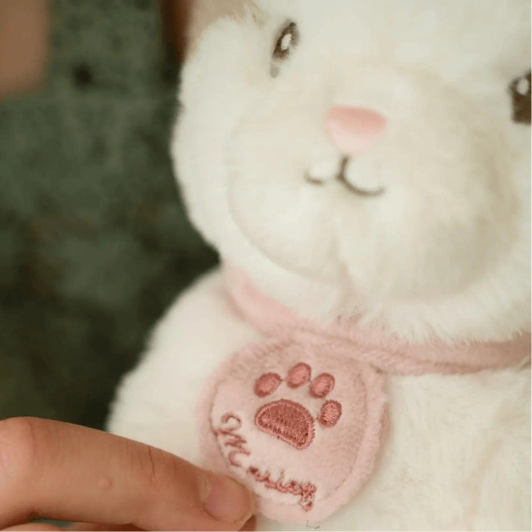 Detalle del collar bordado del peluche de gato Little Dutch con huella rosa – acabado suave y de alta calidad.