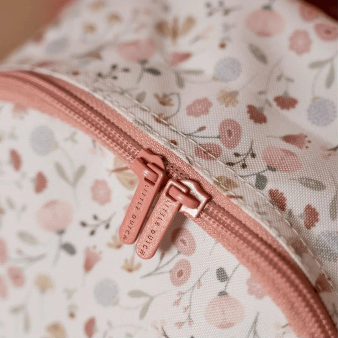 Détail de la fermeture éclair rose d'un sac à dos Little Dutch à motif floral