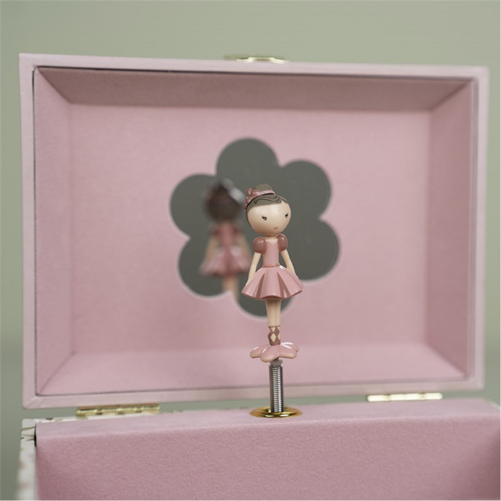 Detalle de la bailarina rosa giratoria en el interior del joyero musical, frente a un espejo con forma de flor