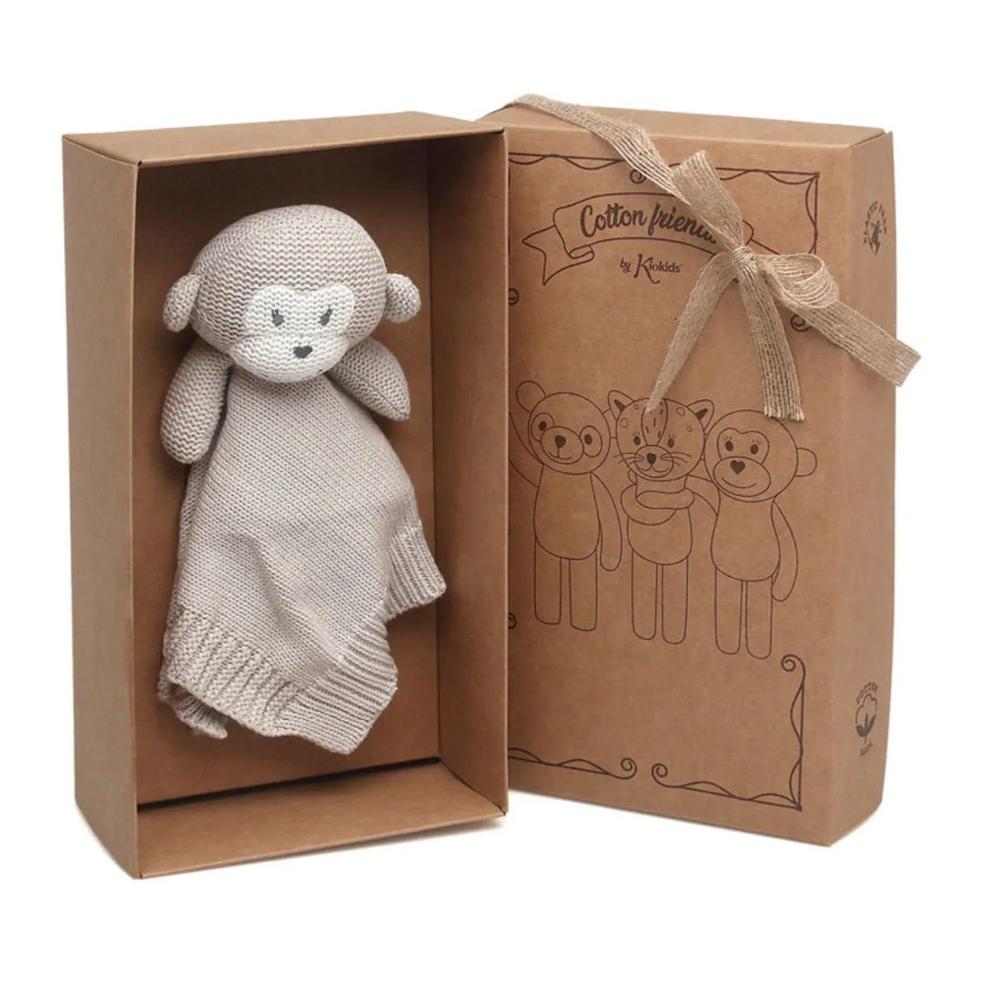 Doudou singe tricoté présenté dans une boîte cadeau en kraft, idéal pour bébé