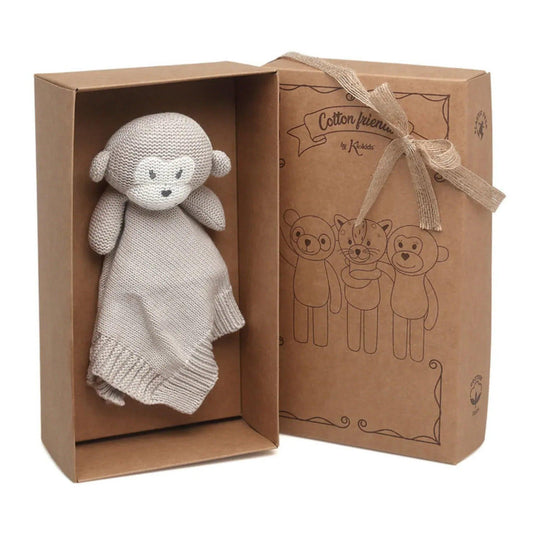 Doudou singe tricoté présenté dans une boîte cadeau en kraft, idéal pour bébé